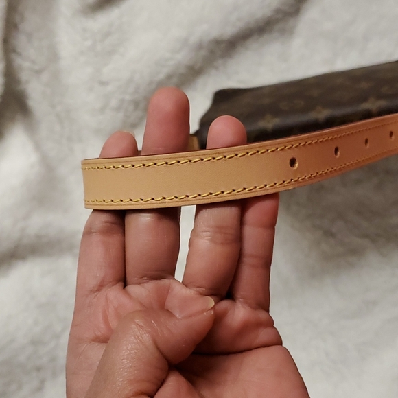 Lv Shoulder Bag - Picture 7 of 16